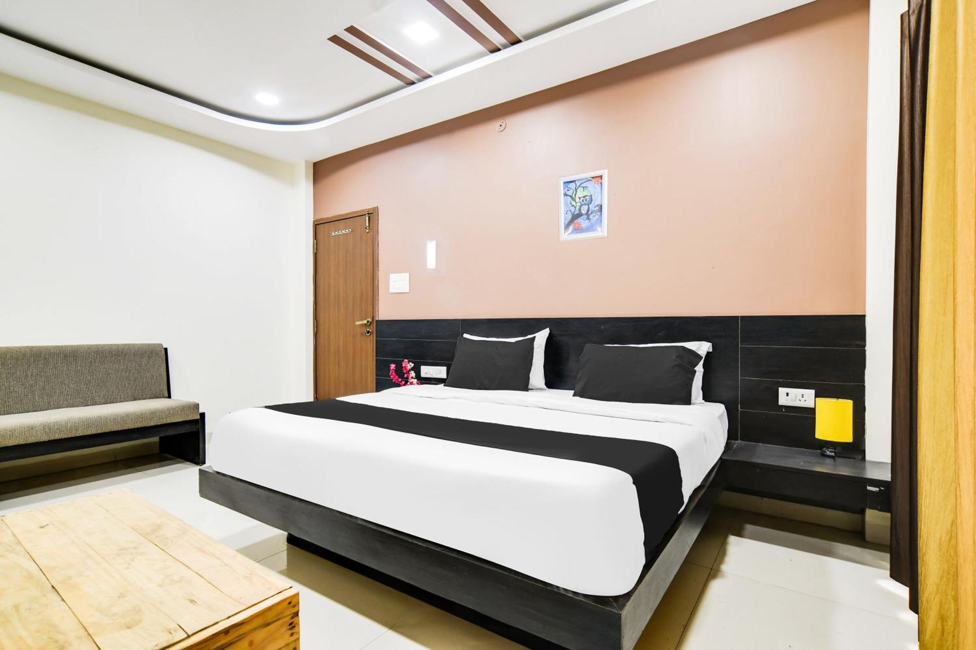 Super Collection O Indore Near Omax City 1 Kanadiya Buitenkant foto
